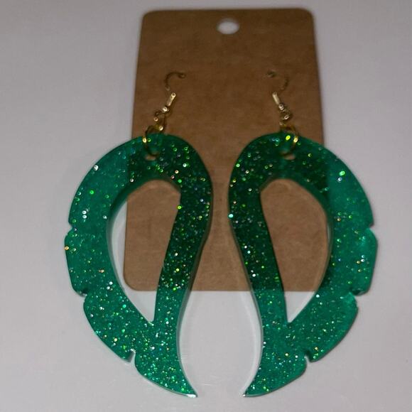 Handmade epoxy resin dangle wing earrings - green glitter - Picture 2 of 4